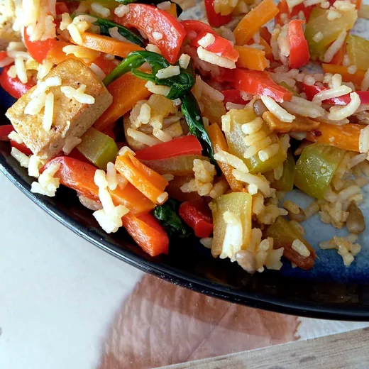Ryż z tofu, papryką, marchewką i szpinakiem